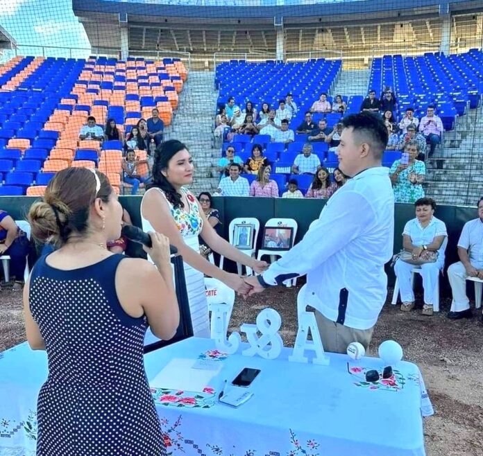 Funcionario de la COJUDEQ realizó su boda en el estadio Beto Ávila de Cancún