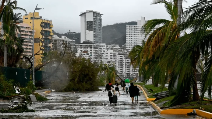 Los residentes de Acapulco claman por ayuda y alimentos ante la devastación