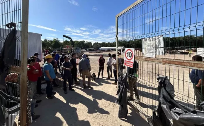 Obreros del Tren Maya paran labores por falta de pago