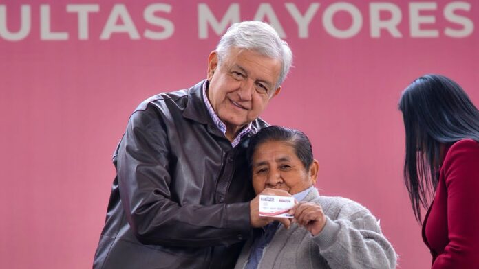 AMLO tranquiliza a empresarios, gobierno es quien asumirá el aumento de pensiones para jubilados