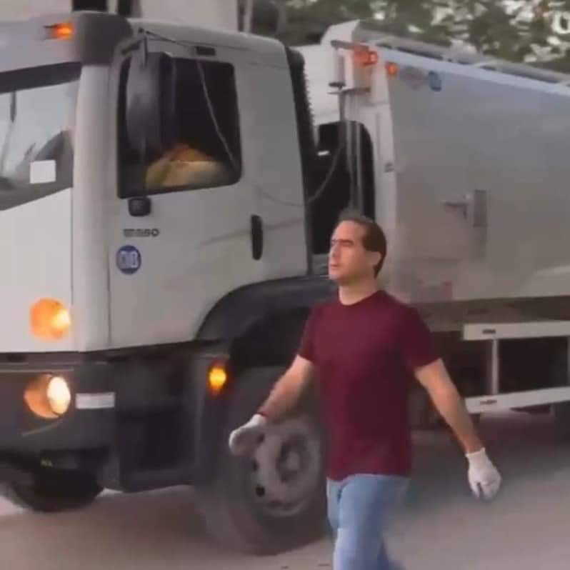 Diego Castañón haciendo circo y maroma, recogiendo basura